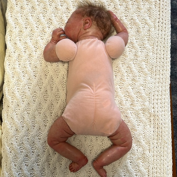 Beautiful reborn doll. Feels so realistic. Soft hair and articulated head/limbs. - Picture 8 of 16